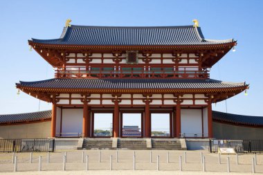 Suzakumon (Suzakumon veya Shujakumon), Japon antik Fujiwara-ky (Kashihara), Heij-ky (Nara) ve Heian-ky (Kyoto-ky) başkentlerinin güney ucunda bulunan ana kapı.). 