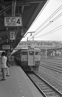 Japonya 'daki eski tren, sepya fotoğrafı.