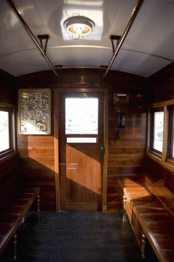 Güneş ışığı eski ahşap tren kompartımanının penceresinden akıyor.