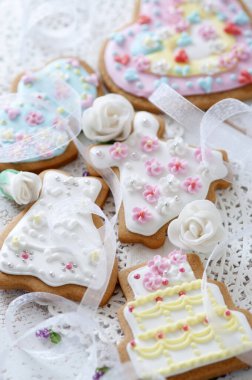 Masadaki lezzetli düğün kurabiyelerinin üst görüntüsü. 