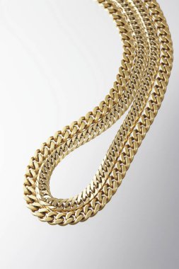 Beyaz arka planda güzel altın zincirler