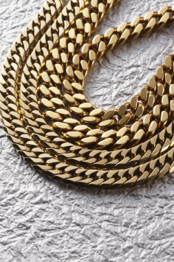 Arka planda güzel altın zincirler, yakın plan