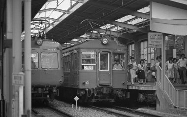 Japonya 'daki eski tren, sepya fotoğrafı.