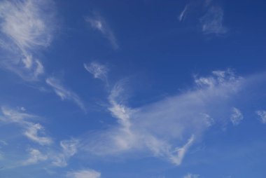 Mavi gökyüzü ve bulutların arkaplanı  