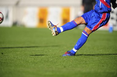 Futbolcu bacaklarını çalışırken kapat