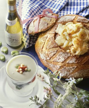 Kremalı sosla doldurulmuş köy ekmeği.