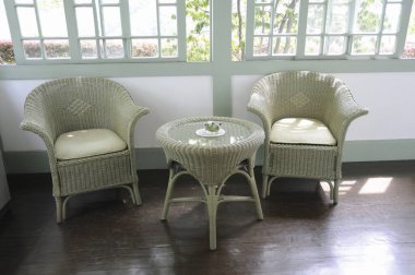 Sandalyesi ve masası olan modern bir evin içinde.