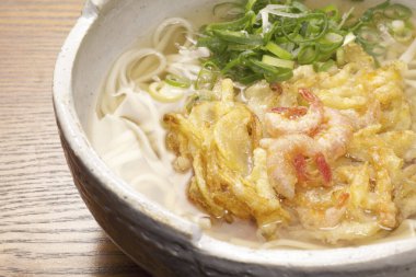 Sebzeli ve erişteli kızarmış karides.