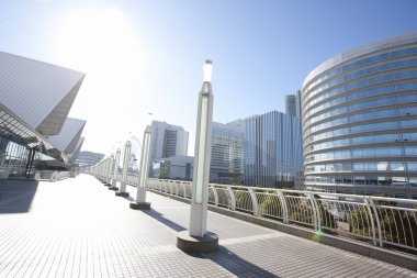 Tokyo 'da parlak mavi gökyüzünün altında uzun, parlak binalar..