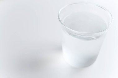Beyaz arkaplanda su bardağı