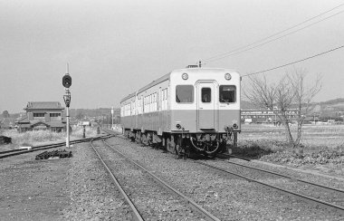 Tren demiryolunda ilerliyor.