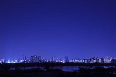 Şehrin güzel gece manzarası