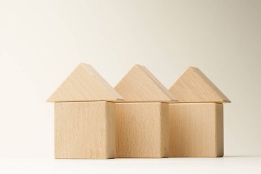 Beyaz arka planda ahşap evler