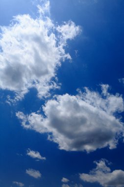 Beyaz bulutlu güzel mavi gökyüzü arkaplanı