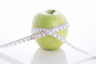 Taze kırmızı elma ve mezura.