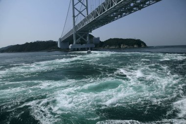 Şehirdeki nehrin güzel manzarası
