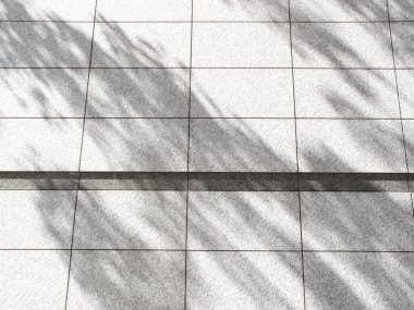 Şehirdeki modern mimari detay, gölgeli aydınlık duvar.       