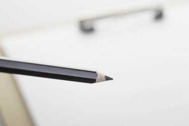 Beyaz kağıt üzerinde kalem, çizim konsepti 