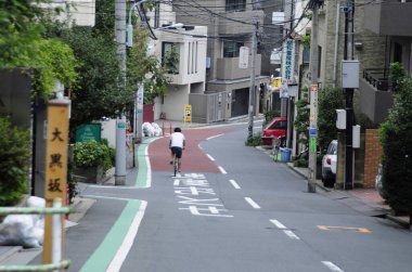 Mağazalardaki yansımalar, yoğun Japon caddesinde sürekli hareketi artırıyor..