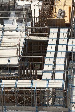 İnşaat sahasında istiflenmiş yapı ve yapı malzemeleri görülüyor.