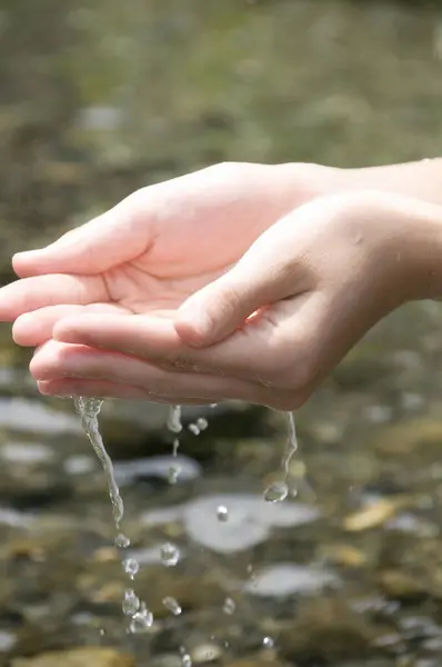 Kobieta Myjąca Ręce Zewnątrz Naturalna Woda Pitna Dłoni Ręce Rozpryskiem — Zdjęcie stockowe