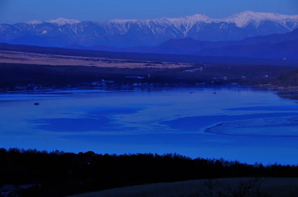 Hermosa Vista Del Lago Las Montañas Nevadas Atardecer — Foto de Stock