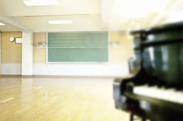 boş karatahta ve piyano ile boş modern sınıfın içi