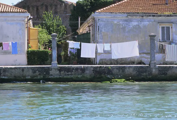 イタリア バーノ島の通りで乾燥洗濯 — ストック写真