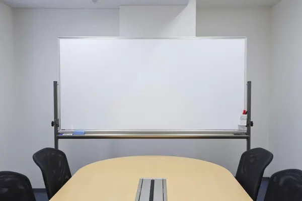 办公室的空白白板 — 图库照片