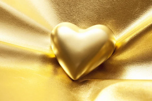 Corazón Dorado Con Fondo Dorado —  Fotos de Stock