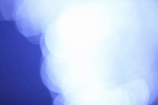 抽象的なボケ味の点灯青色の背景 — ストック写真