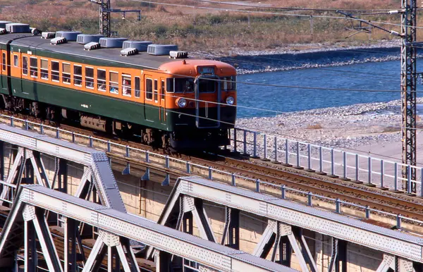 Tren nehrin üzerindeki köprüde hareket ediyor. 
