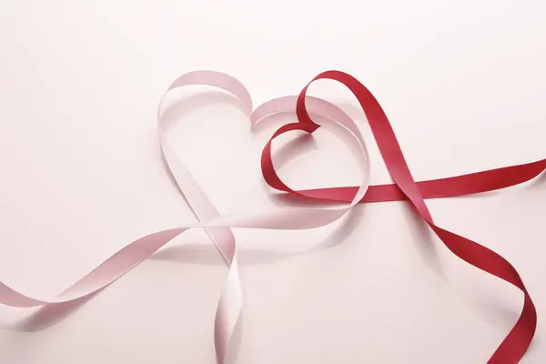 Herzen Formen Schleifen Auf Dem Hintergrund Valentin Tageskarte — Stockfoto
