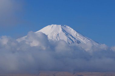 Japonya 'daki güzel karlı Fuji dağı manzarası