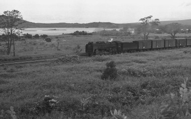Japon demiryolunun gündüz çekilmiş siyah beyaz fotoğrafı.