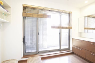 Modern otel odasının içi açık renkli.