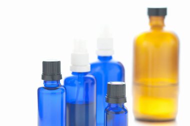 farklı renk ve boyutlarda şişe grupları