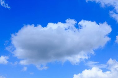 Beyaz kabarık bulutlu mavi gökyüzü