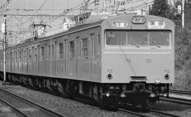 Bir trenin belirgin profili yüksek Japon raylarında açıkça görülebilir..