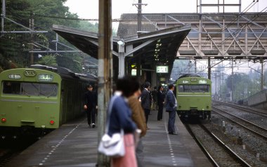 Tramvay gündüz Asya şehrinden geçiyor. 