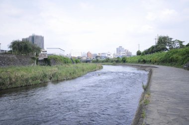 Şehirde akan Tagawa nehrinin güzel manzarası         