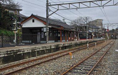 Şehir merkezindeki tren raylarının yanındaki istasyon platformu