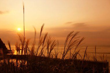 Akşamları gölün üzerinde gün batımı