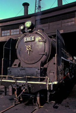 Arka planda eski buharlı lokomotif treni