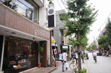 Tokyo, Japonya - Kasım 12, 2016: Tokyo, Japonya 'da sokakta yürüyen kimliği belirsiz insanlar.