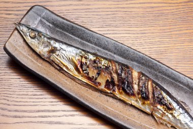 Arka planda tabakta ızgara uskumru balığı, kapat.