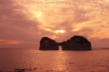 Denizin üzerinde güzel bir gün batımı