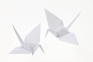 Beyaz zemin üzerinde origami kağıt kuşlar, origami kağıt kuşlar