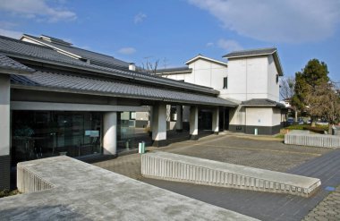 Bir Asya şehrinin modern mimarisini gösteren bir gündüz fotoğrafı..