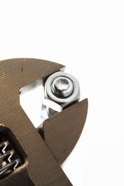 Yakından ayarlanabilir İngiliz anahtarı, parlak metali sıkıca kavrıyor.